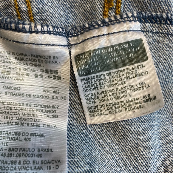 Levi’s button down jean jacket - Picture 6 of 10